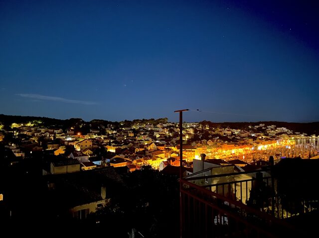 Osvetlené mesto Mali Lošinj po zotmení